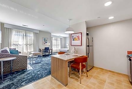 Studio 1 King Bed, Hearing/Mobility Accessible, Roll in Shower
