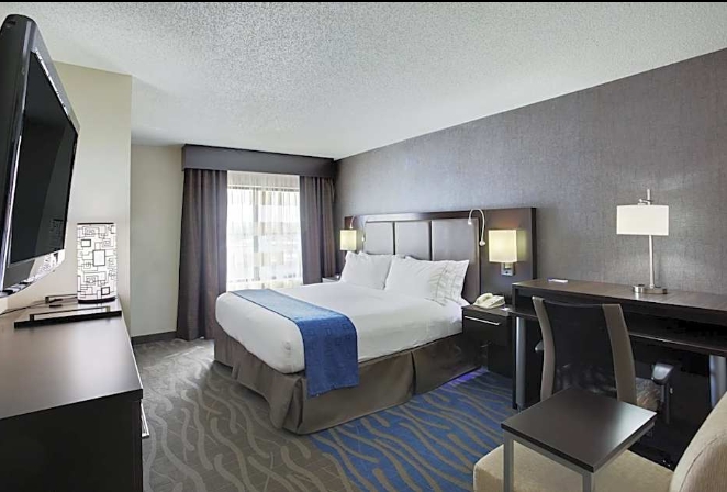 1 King Bed, Hearing Accessible, Roll in Shower-Holiday Inn Express Hotel & Suites Meadowlands Area