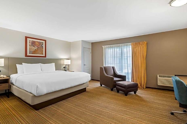 Deluxe 1 King Bed, Pool View-Comfort Inn Cockatoo