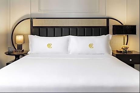Deluxe 1 King Bed, City View-The Candler Hotel Atlanta, Curio Collection by Hilton