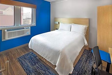 Standard 1 Queen Bed-Holiday Inn Express & Suites Atlanta Downtown