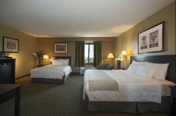 1 King Size bed and 1 Queen Size bed-Meadowlands Plaza Hotel