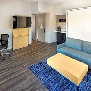 1 King Bed Suite, Mobility Accessible, Bathtub-Holiday Inn Express & Suites Atlanta Downtown