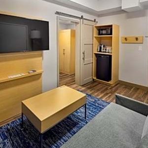 1 King Bed Suite-Holiday Inn Express & Suites Atlanta Downtown